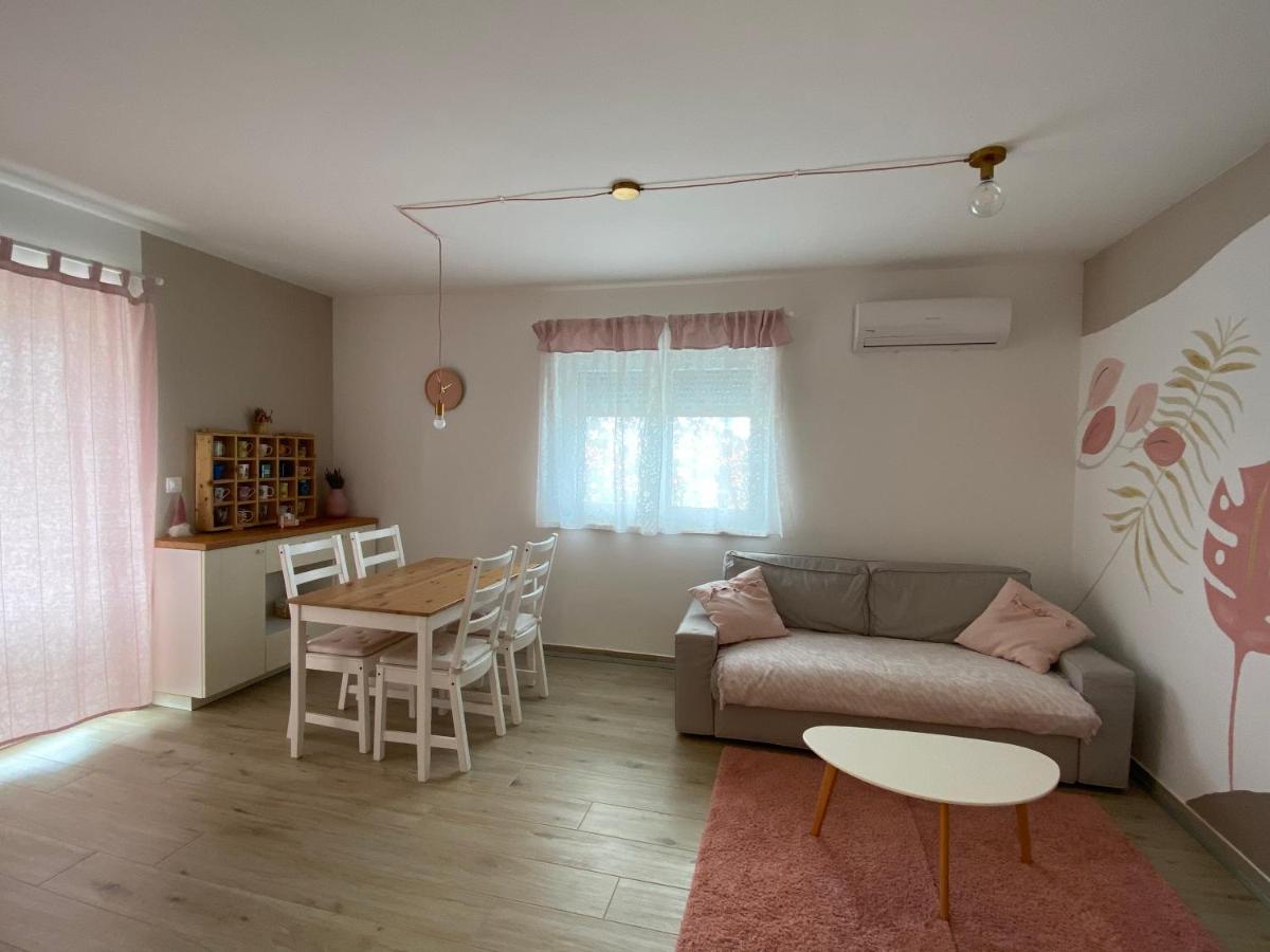 Mint&Rose Apartment Peroj Exterior photo
