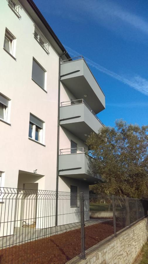 Mint&Rose Apartment Peroj Exterior photo